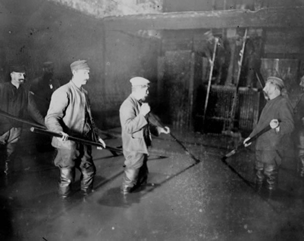 Historisches Bild - Drei Kanalarbeiter bei Arbeiten in der Kanalisation